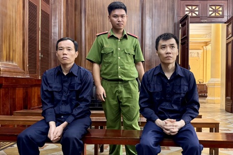 Quảng cáo dự án trên đất trồng lúa để bán, hai người lãnh án tù- Ảnh 1. Các bị cáo tại phiên tòa hôm 21-5 - Ảnh: A.T.