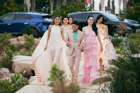 Thanh Hằng diện trang phục tái chế, catwalk cực slay- Ảnh 6. Cuối màn trình diễn, Thanh Hằng và Hương Giang cùng nắm tay NTK ra chào khán giả.