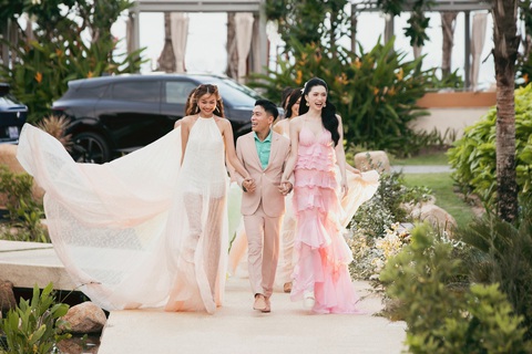 Thanh Hằng diện trang phục tái chế, catwalk cực slay- Ảnh 7. Hai super mentor của ‘The New Mentor’ cũng có những khoảnh khắc chung khung hình đầy ấn tượng.