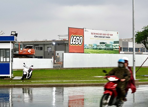 Hỗ trợ Tập đoàn LEGO với dự án nhà máy hơn 1,3 tỉ USD. Đây là nhà máy trung hòa carbon đầu tiên trên thế giới của tập đoàn này tại KCN Việt Nam - Singapore lll ở Bình Dương - Ảnh chụp chiều 21-5 - Ảnh: T.T.D.