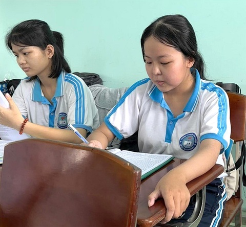 Học bổng Chắp cánh ước mơ: Chiến đấu với bệnh để thay đổi cuộc đời- Ảnh 1. Mỗi ngày bình yên đến lớp, không bị căn bệnh quái ác hành hạ là niềm vui với Ngô Thị Yến Nhi (phải) - Ảnh: Đ.KHÔI