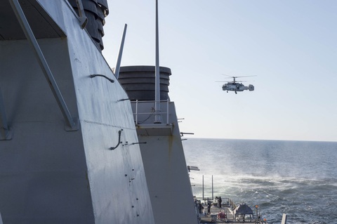 Một chiếc Kamov KA-27 Helix của Nga theo sát tàu chiến USS Donald Cook của Mỹ ở Biển Baltic năm 2016 - Ảnh: AFP Một chiếc Kamov KA-27 Helix của Nga theo sát tàu chiến USS Donald Cook của Mỹ ở Biển Baltic năm 2016 - Ảnh: AFP