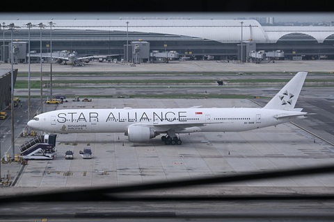 Chiếc máy bay Boeing 777 của Singapore Airlines đậu tại sân bay Bangkok, Thái Lan, sau sự cố ngày 21-5 - Ảnh: AFP Chiếc máy bay Boeing 777 của Singapore Airlines đậu tại sân bay Bangkok, Thái Lan, ngày 22-5 sau sự cố hôm 21-5 - Ảnh: AFP