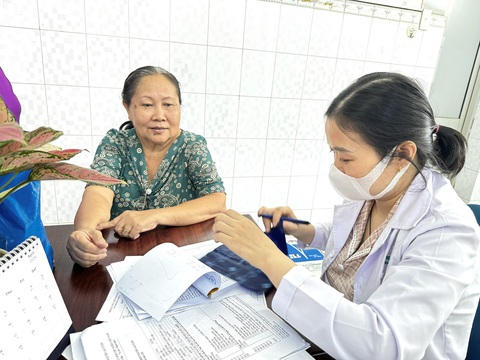 Bệnh tim mạch do xơ vữa đang gia tăng tại Việt Nam- Ảnh 1. Các bác sĩ khuyến cáo người dân cần chú ý tầm soát bệnh lý đái tháo đường, tăng huyết áp để phòng tránh nguy cơ tim mạch xơ vữa - Ảnh: THU HIẾN
