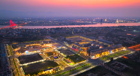 Bộ ba phố đi bộ Regal Legend Quảng Bình: Phát triển kinh tế đêm- Ảnh 2. Việc đưa vào hoạt động giai đoạn 1 phố đi bộ ven biển và phố đi bộ ven hồ đã nhận về loạt tín hiệu tích cực, tạo điểm du lịch mới, đóng góp vào bộ sưu tập các điểm đến không thể bỏ qua khi du khách đến Quảng Bình.