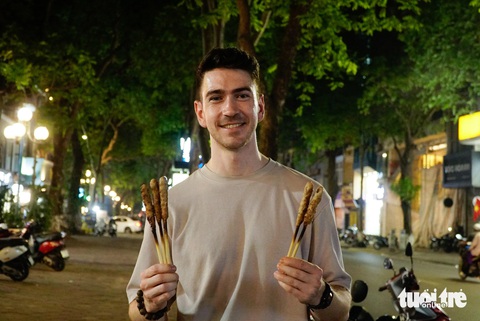 Say nắng cô gái Việt, chàng trai Thụy Sĩ - Moritz ở lại Việt Nam nướng nem lụi, bánh xèo - Ảnh: NGUYỄN HIỀN Yêu một cô gái Việt, chàng trai Thụy Sĩ - Moritz ở lại Việt Nam nướng nem lụi, bán bánh xèo - Ảnh: NGUYỄN HIỀN