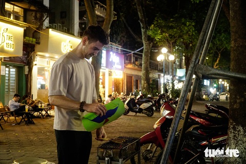 Tay quạt, tay nướng nem - chàng trai tây khiến thực khách tò mò ghé quán Tay quạt, tay nướng nem - chàng trai Tây khiến thực khách tò mò ghé quán