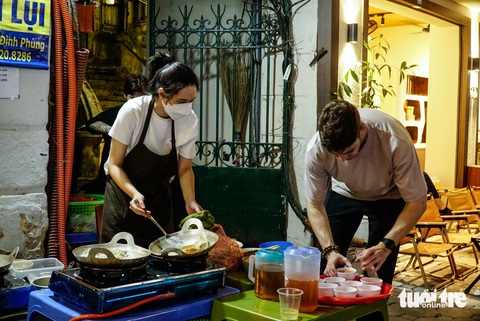 Sau giờ tan làm, anh Moritz lại di chuyển từ Hà Đông đến quán bánh xèo trên đường Phan Đình Phùng để phụ giúp bạn gái Sau giờ tan làm, anh Moritz đi từ Hà Đông đến quán bánh xèo trên đường Phan Đình Phùng để phụ giúp bạn gái