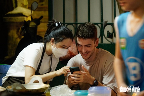 Duyên và Moritz chia sẻ với nhau rất nhiều câu chuyện về đam mê nấu ăn và ẩm thực đường phố của Việt Nam Duyên và Moritz chia sẻ với nhau rất nhiều câu chuyện về đam mê nấu ăn và ẩm thực đường phố của Việt Nam