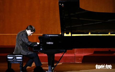Nghệ sĩ piano Boris Giltburg và Mân Nghi ấn tượng lần đầu biểu diễn ở Việt Nam- Ảnh 1. Nghệ sĩ piano Boris Giltburg trình diễn tại Nhạc viện TP.HCM - Ảnh: HỒ LAM