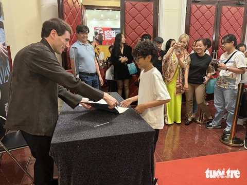 Nghệ sĩ piano Boris Giltburg và Mân Nghi ấn tượng lần đầu biểu diễn ở Việt Nam- Ảnh 2. Nghệ sĩ piano Boris Giltburg giao lưu với người hâm mộ Việt Nam - Ảnh: HỒ LAM