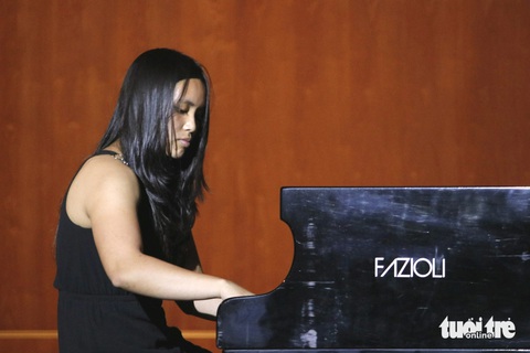 Nghệ sĩ piano Boris Giltburg và Mân Nghi ấn tượng lần đầu biểu diễn ở Việt Nam- Ảnh 3. Nghệ sĩ trẻ Mân Nghi Trịnh chơi ba bản piano từ các nhà soạn nhạc nổi tiếng - Ảnh: HỒ LAM