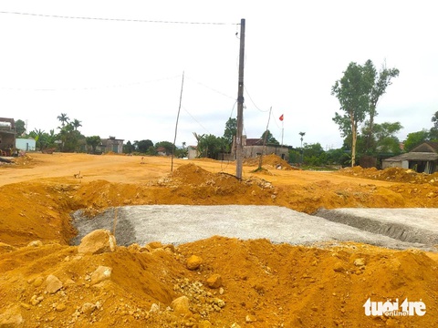Thi công 'nhảy cóc' vì cao tốc Bắc - Nam vướng nhiều cột điện- Ảnh 1. Cột điện nằm trên cao tốc Bắc - Nam đoạn qua xã Cẩm Lạc, huyện Cẩm Xuyên - Ảnh: LÊ MINH