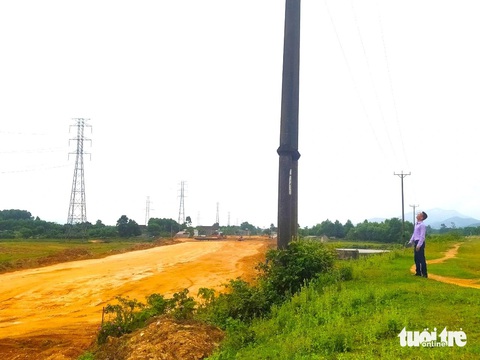 Thi công 'nhảy cóc' vì cao tốc Bắc - Nam vướng nhiều cột điện- Ảnh 3. Cột điện nằm trong hành lang dự án cao tốc Bắc - Nam đoạn qua huyện Cẩm Xuyên - Ảnh: LÊ MINH