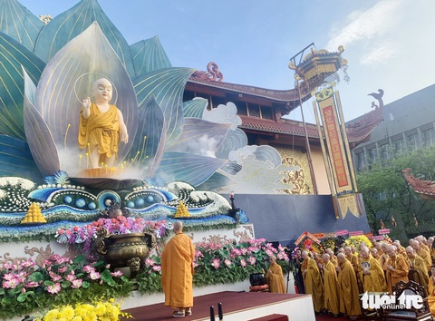Hoà thượng Thích Trí Quảng thực hiện các nghi thức cúng dường Phật đản - Ảnh: HOÀI PHƯƠNG Hoà thượng Thích Trí Quảng thực hiện các nghi thức cúng dường Phật đản - Ảnh: HOÀI PHƯƠNG