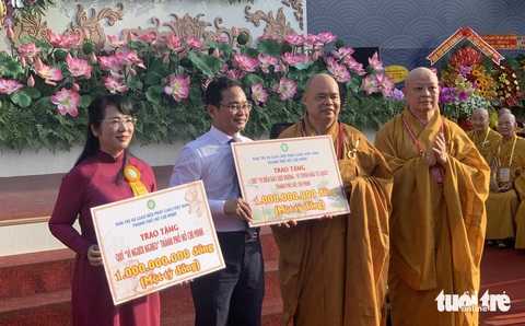 Ban Trị sự Giáo hội Phật giáo Việt Nam TP.HCM đóng góp quỹ - Ảnh: HOÀI PHƯƠNG Ban Trị sự Giáo hội Phật giáo Việt Nam TP.HCM đóng góp quỹ - Ảnh: HOÀI PHƯƠNG