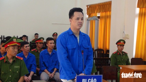 Mua bằng lái giả, chạy xe hơi tông chết người, lãnh 17 năm tù- Ảnh 1. Tòa án nhân dân tỉnh Kiên Giang đã tuyên phạt 17 năm 6 tháng tù đối với bị cáo Nguyễn Minh Tuấn về 3 tội danh - Ảnh: BỬU ĐẤU