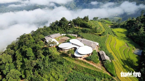 Điểm trường đẹp như mơ, cô giáo hào hứng dạy các em thơ- Ảnh 1. Điểm trường Lùng Vài nhìn từ trên cao hệt như một đám mây - Ảnh: THẾ QUỲNH
