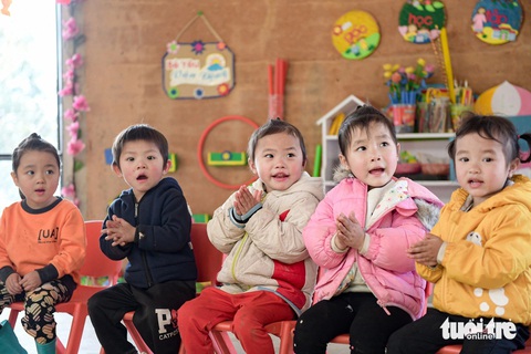 Những đứa trẻ thơ ngây học hát trong lớp học mới - Ảnh: NAM TRẦN Những đứa trẻ thơ ngây học hát trong lớp học mới - Ảnh: NAM TRẦN