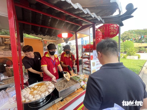 Gần 150.000 lượt khách đến Lễ hội Bánh mì Việt Nam lần 2- Ảnh 1. Các thương hiệu bánh mì lâu đời được thực khách đón nhận, xếp hàng chờ đợi - Ảnh: N.BÌNH