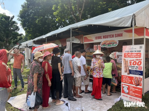 Gần 150.000 lượt khách đến Lễ hội Bánh mì Việt Nam lần 2- Ảnh 2. Lượng bánh mì miễn phí được phát ra tại lễ hội năm nay cũng được ghi nhận nhiều hơn so với lần thứ nhất - Ảnh: N.BÌNH