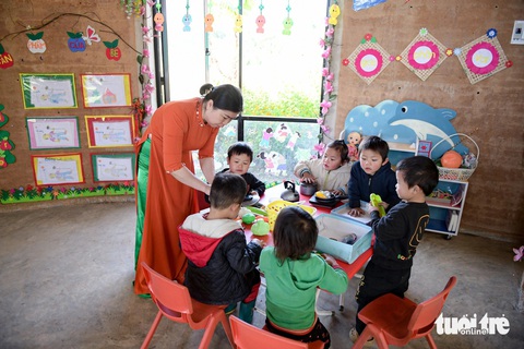 Cô dạy cháu hát, cô dạy cháu chơi... những cô giáo ở điểm trường Lùng Vài như người mẹ thứ hai của các em nhỏ - Ảnh: NAM TRẦN Cô dạy cháu hát, cô dạy cháu chơi... những cô giáo ở điểm trường Lùng Vài như người mẹ thứ hai của các em nhỏ - Ảnh: NAM TRẦN