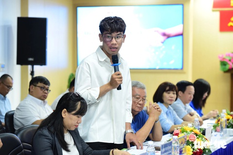 Ngành cấp nước TP.HCM: Nỗ lực hơn để khách hàng thật hài lòng- Ảnh 4. Anh Nguyễn Minh Hoàng, ngụ chung cư Nguyễn Thiện Thuật, chia sẻ về câu chuyện sử dụng nước gia đình mình - Ảnh: DUYÊN PHAN