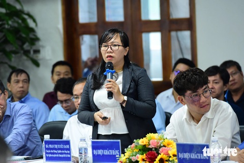Ngành cấp nước TP.HCM: Nỗ lực hơn để khách hàng thật hài lòng- Ảnh 9. Bà Phan Thị Tuyết Oanh - Viện Nghiên cứu phát triển TP.HCM - cho biết đã khảo sát theo kế hoạch của UBND TP đối với các dịch vụ điện, nước, thoát nước, vận tải hành khách công cộng, thu gom rác thải - Ảnh: DUYÊN PHAN