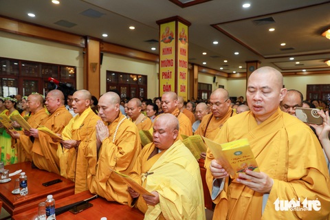Các tăng, ni, phật tử cùng tùng kinh nghi thức lễ Phật đản - Ảnh: DANH KHANG Các tăng, ni, Phật tử cùng tụng kinh nghi thức lễ Phật đản - Ảnh: DANH KHANG