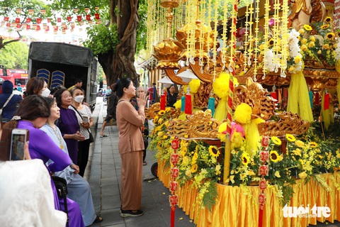 Người dân kính lễ trước xe rược Phật đặt trước cổng chùa Quán Sứ sáng 22-5 - Ảnh: DANH KHANG Người dân kính lễ trước xe rước Phật đặt trước cổng chùa Quán Sứ sáng 22-5 - Ảnh: DANH KHANG