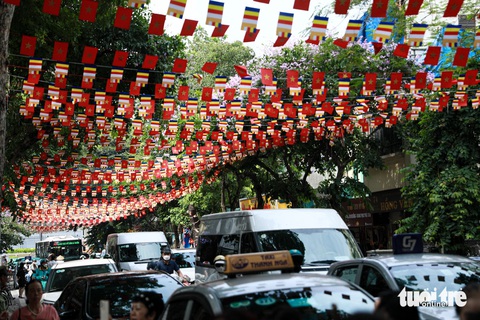 Phố Quán Sứ và Lý Thường Kiệt đoạn qua chùa Quán Sứ được trang hoàng rực rỡ chào đón mùa Phật đản - Ảnh: DANH KHANG Phố Quán Sứ và Lý Thường Kiệt đoạn qua chùa Quán Sứ được trang hoàng rực rỡ chào đón mùa Phật đản - Ảnh: DANH KHANG