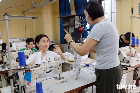 Hoa Sữa - ngôi trường từ sự tử tế- Ảnh 3. Trong lớp học may dành cho các em khiếm thính, hai cô trò trao đổi với nhau bằng ngôn ngữ ký hiệu