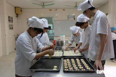 Nhiều học sinh Trong một phòng học về bánh ở trường Hoa Sữa - Ảnh: ĐẬU DUNG