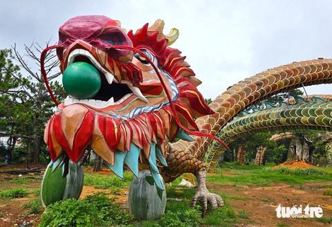 Sẽ hướng dẫn lại doanh nghiệp dựng linh vật rồng đúng quy định- Ảnh 1. UBND TP Đà Lạt cho biết linh vật rồng Lưỡng long triều liên sẽ được tiếp tục hoàn thiện để phục vụ du lịch Đà Lạt - Ảnh: M.V.