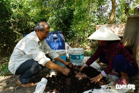 Nông dân Đồng Tháp biến rác thành phân bón hữu cơ- Ảnh 2. Nông dân Đồng Tháp biến rác thành phân bón hữu cơ - Ảnh 2.