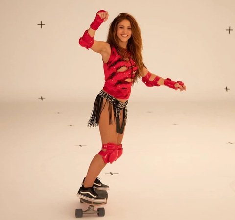 Bí kíp tập luyện, ăn kiêng khiến Shakira trẻ hơn hàng chục tuổi- Ảnh 2. Các loại khiêu vũ thể thao giúp Shakira duy trì vóc dáng - Ảnh: GETTY IMAGES