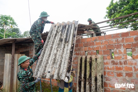 Bộ đội giúp dân di dời nhà cửa, sớm bàn giao mặt bằng cao tốc Cam Lộ - Vạn Ninh- Ảnh 1. Bộ đội Trung đoàn 9 giúp đỡ người dân di dời tài sản đến nơi ở mới, bàn giao mặt bằng cho dự án - Ảnh: HOÀNG TÁO