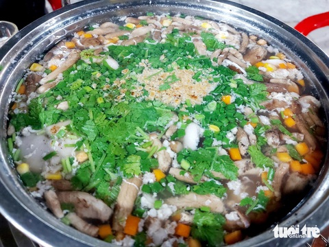 Dân Phú Quốc săn nấm tràm bán kiếm tiền triệu- Ảnh 2. Lẩu nấm tràm tôm, mực và trứng ở Phú Quốc rất được lòng khách du lịch - Ảnh: CHÍ CÔNG