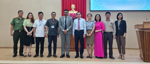 Phú Quốc muốn nối lại đường bay tới Ấn Độ phát triển du lịch- Ảnh 1. Ông Madan Mohan Sethi (thứ 5 từ trái sang) - tổng lãnh sự Ấn Độ tại TP.HCM - chụp ảnh lưu niệm với lãnh đạo UBND TP Phú Quốc - Ảnh: HOÀNG XUÂN