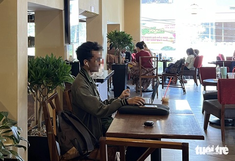 Khách ngồi cà phê chiếm 2 bàn: Chủ quán có nên trị mạnh tay?- Ảnh 3. Ngồi cà phê một mình nhưng nghiễm nhiên chiếm luôn hai bàn rộng - Ảnh: TRIỆU VÂN