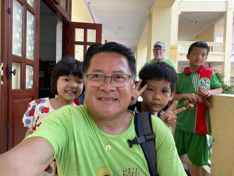 Nước mắt của một người Mỹ khi thăm trại trẻ mồ côi ở TP.HCM- Ảnh 3. Ông Sơn Michael Phạm (trưởng đoàn) chụp ảnh lưu niệm với các trẻ kém may mắn ở Hải Phòng - Ảnh: NVCC