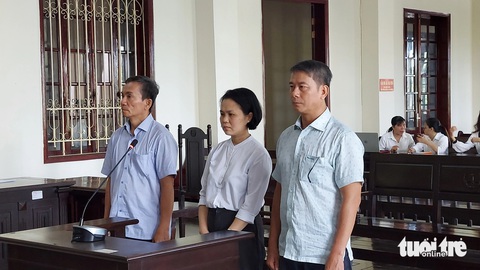 Vụ Việt Á: Phạt nguyên giám đốc CDC Đồng Tháp 2 năm tù, cho hưởng án treo- Ảnh 2. Các bị cáo (từ phải qua): Huỳnh Văn Thêm, Nguyễn Thị Lệ Ngọc, Trần Văn Hai tại tòa - Ảnh: PHƯỚC THANH