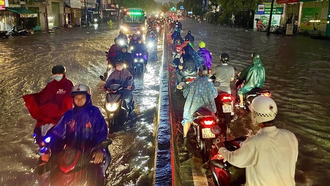 Giải bài toán chống ngập cho thành phố Thủ Đức- Ảnh 1. Đường Phạm Văn Đồng, TP Thủ Đức ngập trong cơn mưa chiều đến tối 20-5 - Ảnh: CHÂU TUẤN