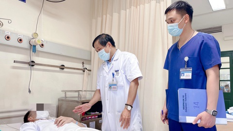 Đau chói 'cậu bé' khi ngủ, đừng chủ quan- Ảnh 1. PGS.BS Nguyễn Quang thăm khám cho bệnh nhân sau phẫu thuật điều trị xoắn tinh hoàn - Ảnh: Bệnh viện cung cấp