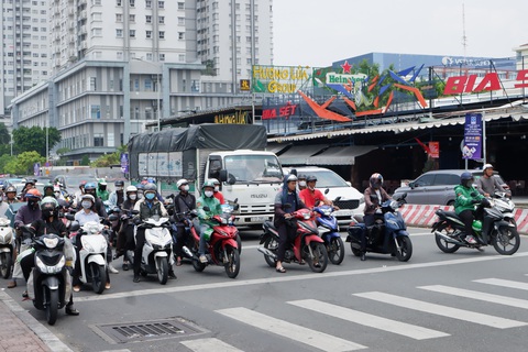 Chỉ 1 giây là đèn đỏ, ô tô còn bóp còi bắt xe máy vượt- Ảnh 1. Không chỉ bấm còi khi đèn vàng sắp đỏ, lúc dừng đèn đỏ vẫn có người nhấn còi khi đèn tín hiệu giao thông chuẩn bị chuyển màu xanh - Ảnh minh họa: K.ANH