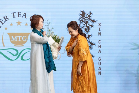 Triệu Vĩnh Hinh - mỹ nhân phim 'Bao Thanh Thiên' bản 1993 đến Việt Nam- Ảnh 4. Diễn viên Triệu Vĩnh Hinh và trà sư Ngô Thị Thanh Tâm