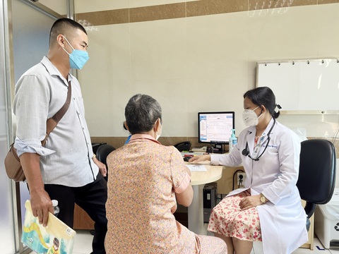 Đốt than sưởi cho con gái mới sinh, mẹ bị tổn thương não lan tỏa- Ảnh 1. Bà N.T.T., 61 tuổi, bị tổn thương não do nằm than, được con trai đưa đi tái khám tại Bệnh viện Đại học Y Dược TP.HCM - Ảnh: THÙY DƯƠNG