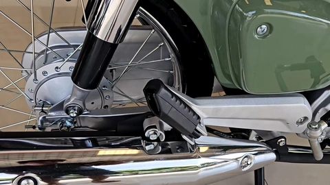 Đắt hơn 50 triệu đồng, Honda Super Cub 110 nhập Nhật hơn gì bản Thái?- Ảnh 14. Gắp chân sau là điểm bản Thái (ảnh) hơn bản Nhật. Bản Nhật vẫn có gắp chân sau dù không hướng tới chở người ngồi sau. Nhưng cũng chính vì vậy, gắp chân sau không được chăm chút bằng bản Thái. Gắp chân sau bản Thái được gắn vào gác rời chứ không gắn trực tiếp vào lắp sau của xe, dễ khảy ra hơn, to bản và êm ái hơn để người ngồi sau cảm thấy thoải mái, an toàn hơn - Ảnh: MoToBike