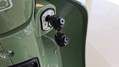 Đắt hơn 50 triệu đồng, Honda Super Cub 110 nhập Nhật hơn gì bản Thái?- Ảnh 11. Cả hai đều dùng chìa khóa cơ. Nhưng nếu bản Thái (ảnh) đã được thiết kế theo hướng hiện đại, thì bản Nhật vẫn giữ kiểu phôi khóa truyền thống - Ảnh: MoToBike