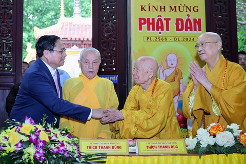 Thủ tướng Chính phủ Phạm Minh Chính với chức sắc, tăng ni, Phật tử tại chùa Quán Sứ, Hà Nội - Ảnh: VGP Thủ tướng Chính phủ Phạm Minh Chính với chức sắc, tăng ni, Phật tử tại chùa Quán Sứ, Hà Nội - Ảnh: VGP